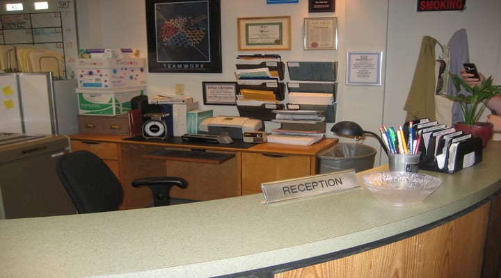 scrivania di un addetto al front-office