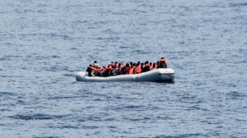 gommone con migranti nel mare