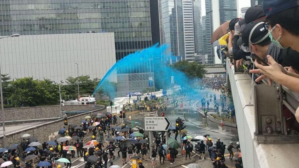 In migliaia in piazza ad Hong Kong contro la legge d’estradizione in Cina e il divieto di manifestazione della polizia. Arrestati i 3 giovani leader della rivolta. Tensione alle stelle e scontri in corso (Foto: Twitter @Demosisto)