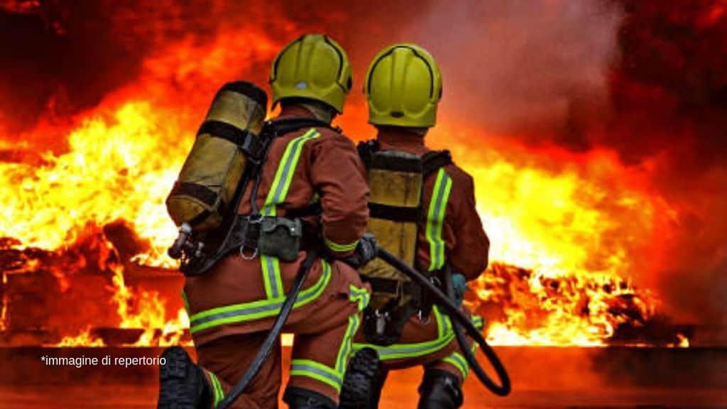 vigili del fuoco mentre spengono un incendio
