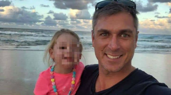 La piccola Iyla, uccisa dalla madre, in una foto con il padre