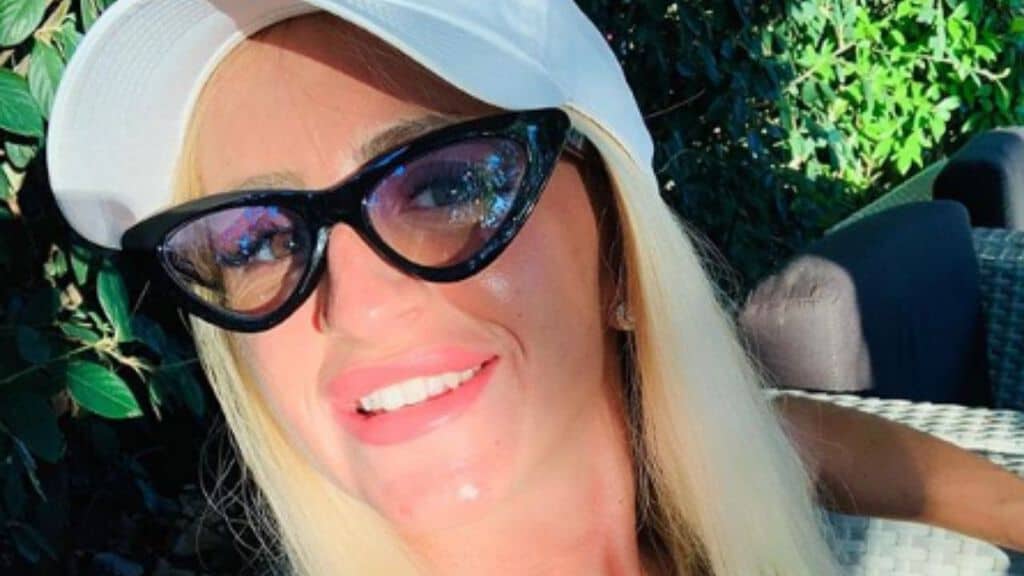katia fanelli in primo piano con gli occhiali
