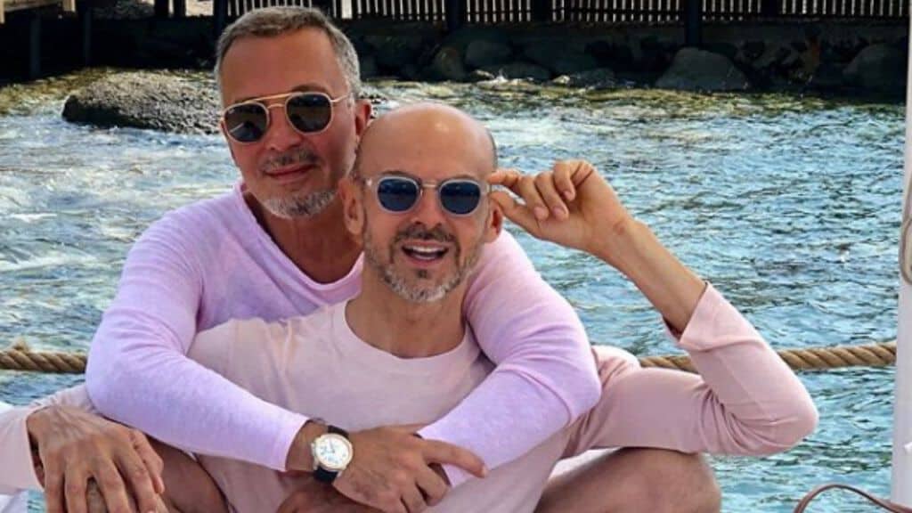 laurent e il fidanzarto enzo miccio seduti a bordo mare