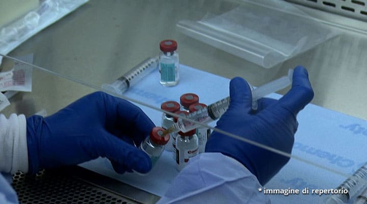 mani di medico con siringa