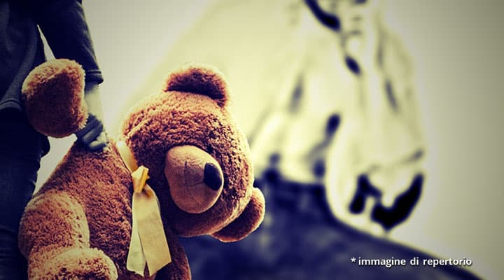 mano di bambina con peluche davanti a un uomo