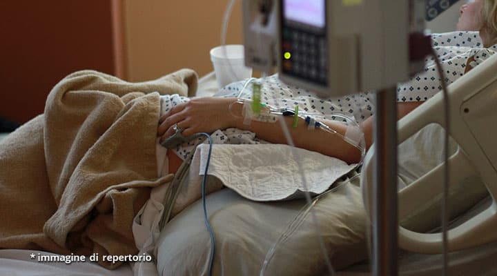mano di donna in ospedale