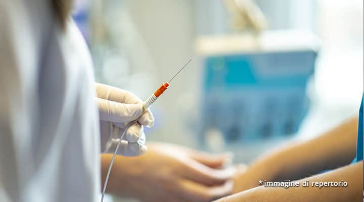 mano di medico con siringa