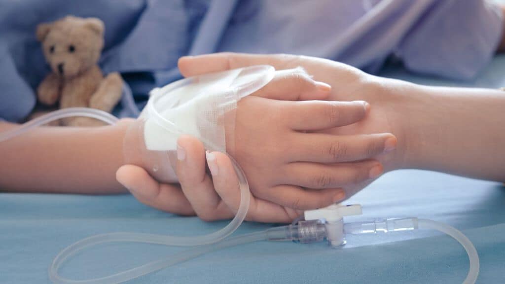 mano di una bambina malata in ospedale