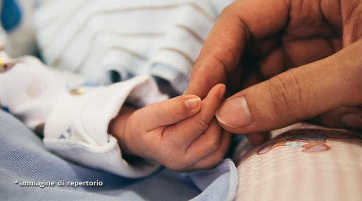 mano di padre e bambino
