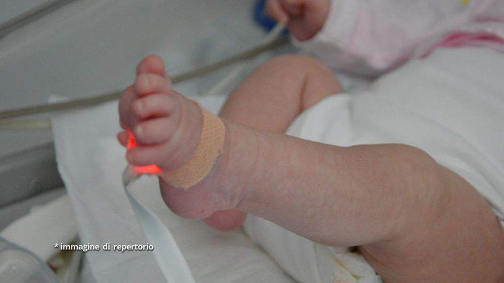 neonato in culla ospedaliera