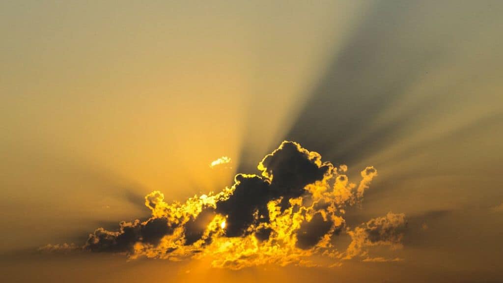 una nuvola nel cielo che copre il sole