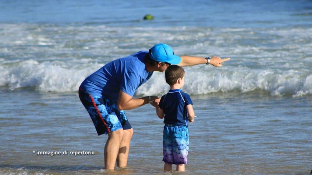 padre e figlio in spiaggia