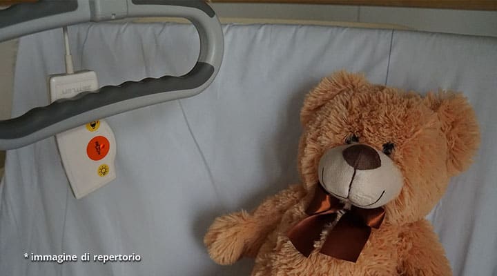 peluche su letto di ospedale