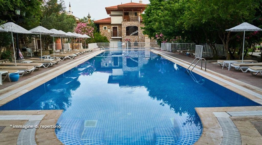 piscina all'interno di un resort