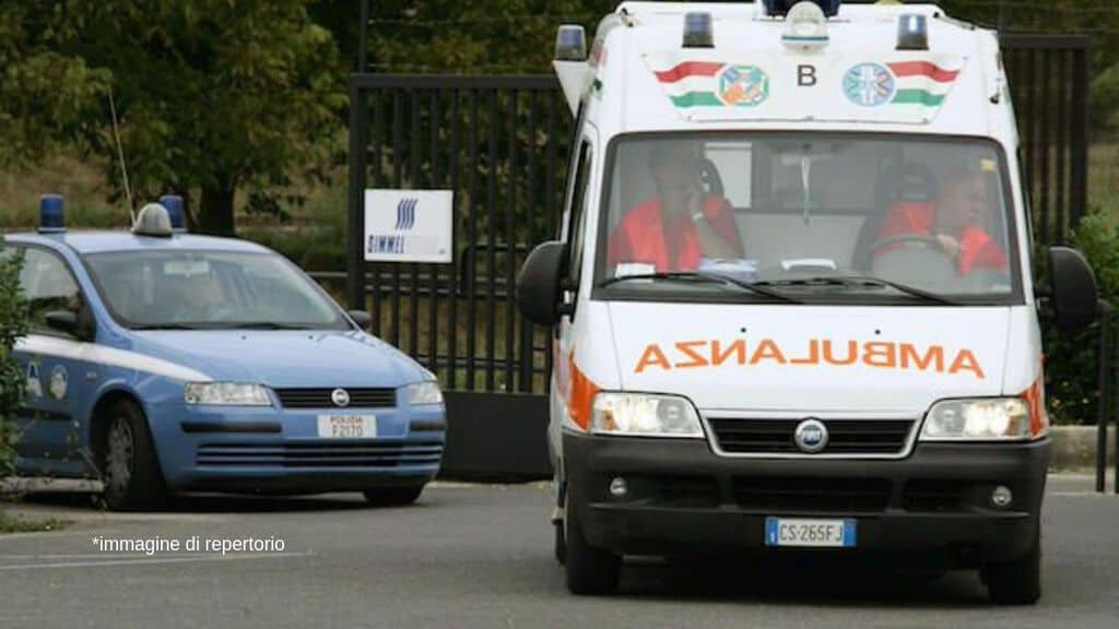 una volante della polizia e un'ambulanza in strada