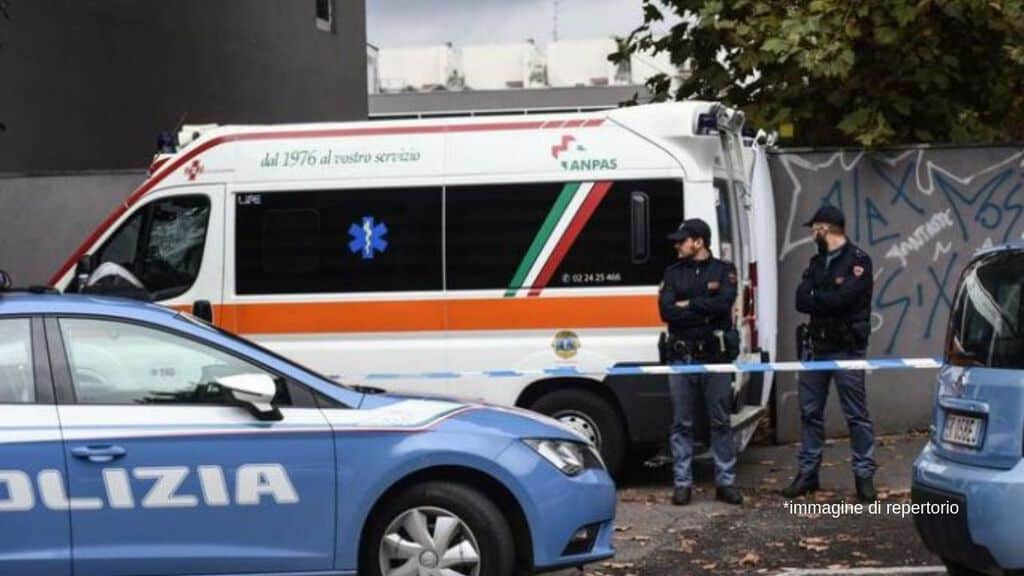 un'ambulanza e una volante della polizia per strada