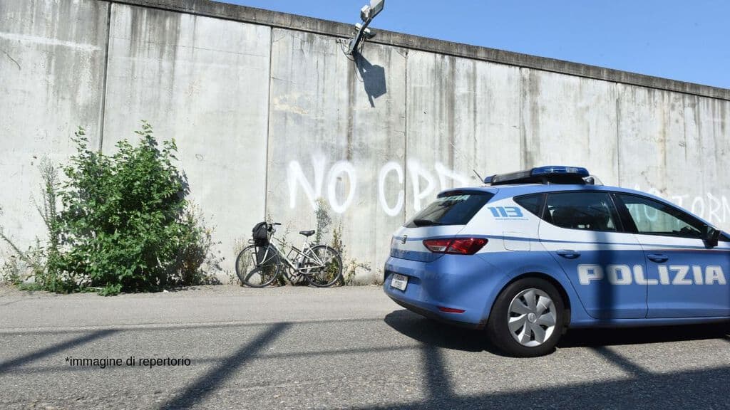 macchina della polizia per strada