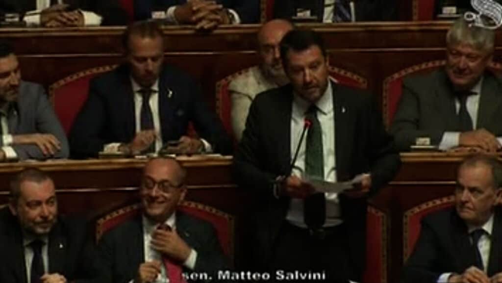 matteo salvini in piedi in senato