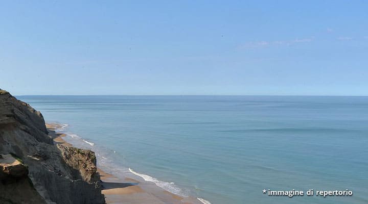 scogli e mare