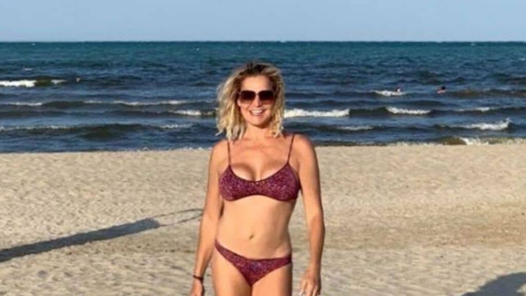 simona ventura in spiaggia