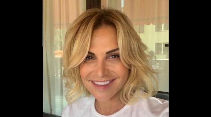 Selfie di Simona Ventura con un nuovo look
