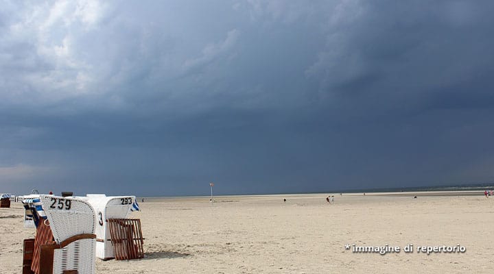 spiaggia sotto il cielo nuvoloso