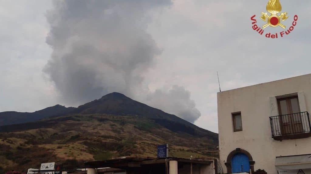 vulcano stromboli e una colonna di fumo