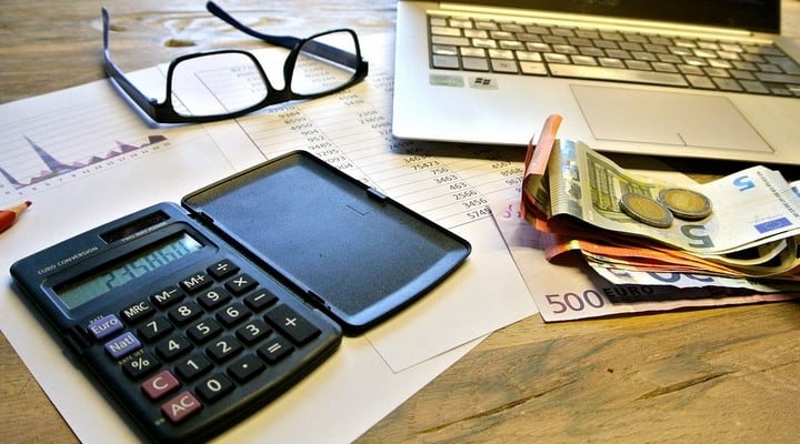 una calcolatrice con degli occhiali su un banco