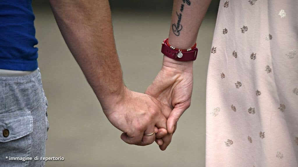 una coppia mano nella mano