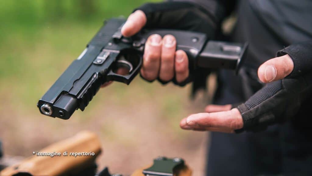 uomo armato di pistola