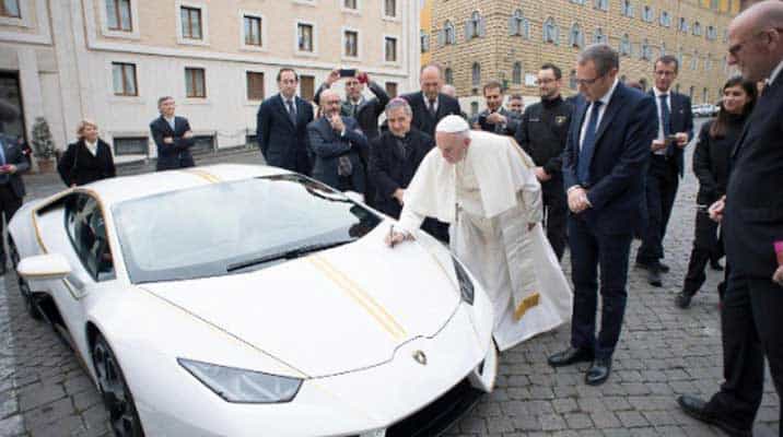 La Lamborghini regala una Huracan a Papa Francesco