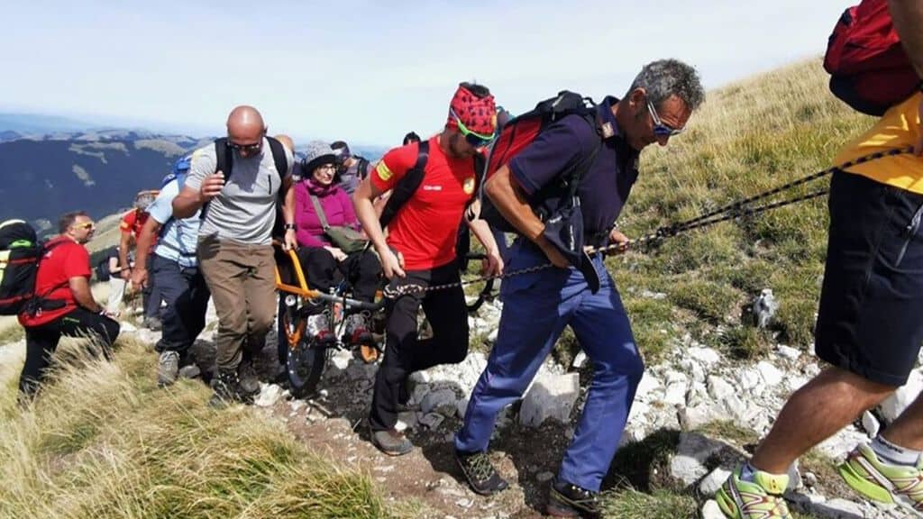 Sonia con gli agenti di polizia mentre scalano il monte Terminillo. Fonte: Polizia di Stato/Facebook