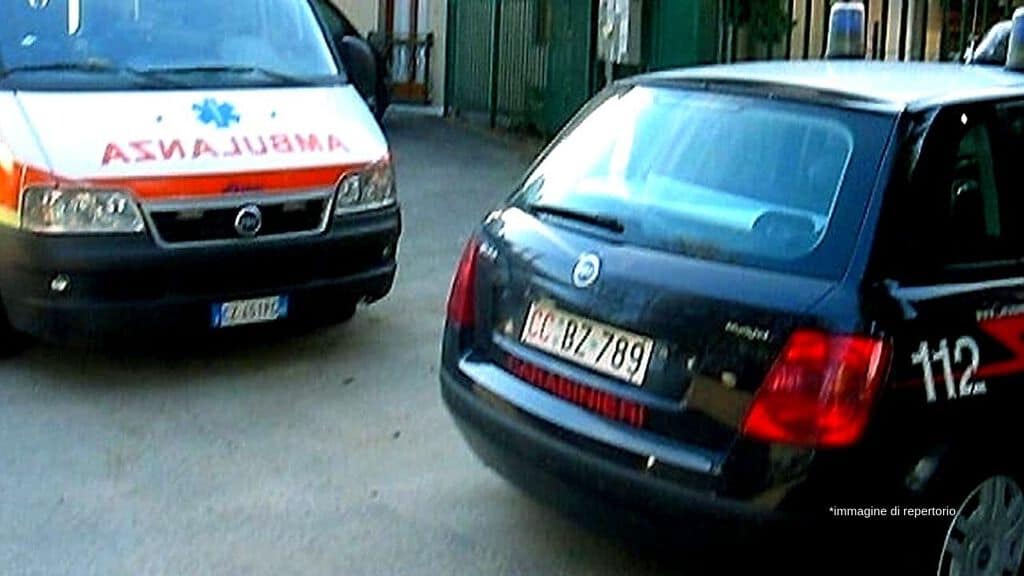 un'ambulanza e una volante dei carabinieri