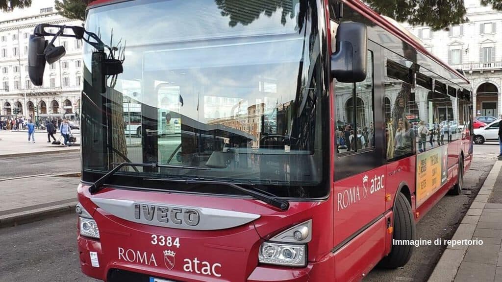 8 giovani hanno pestato di botte un autista di un bus ieri notte. Identificato e denunciato un 17enne, caccia agli altri aggressori per tutta Roma (Foto Creative Commons/Kaga tau)