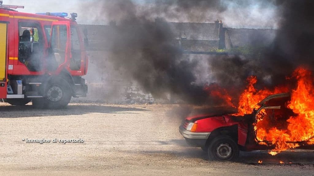 Auto in fiamme
