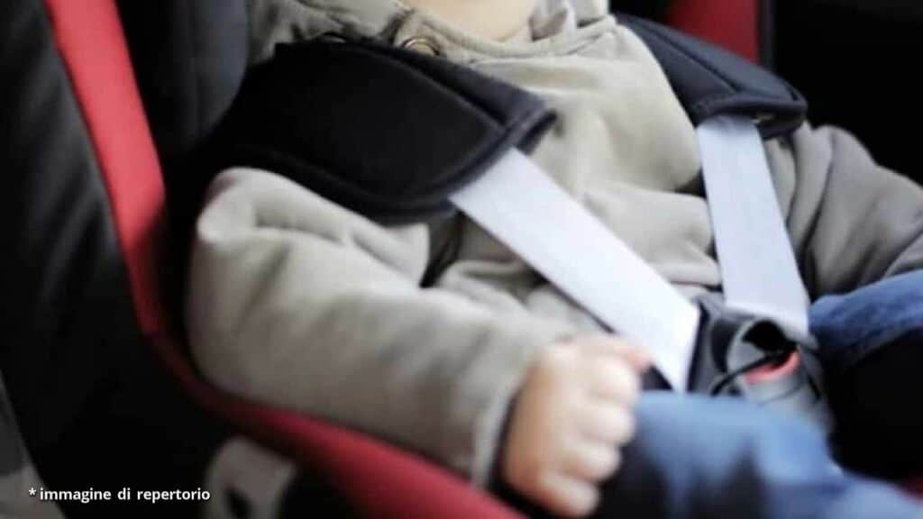 bambino sul seggiolino dentro lauto