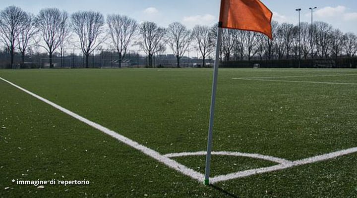 bandierina su campo di calcio