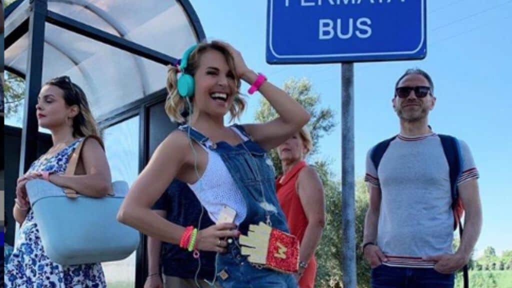 barbara d'urso ad una fermata dell'autobus