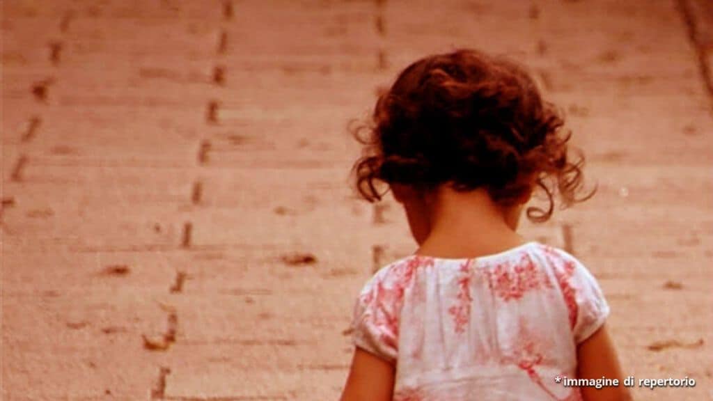 bambina di spalle