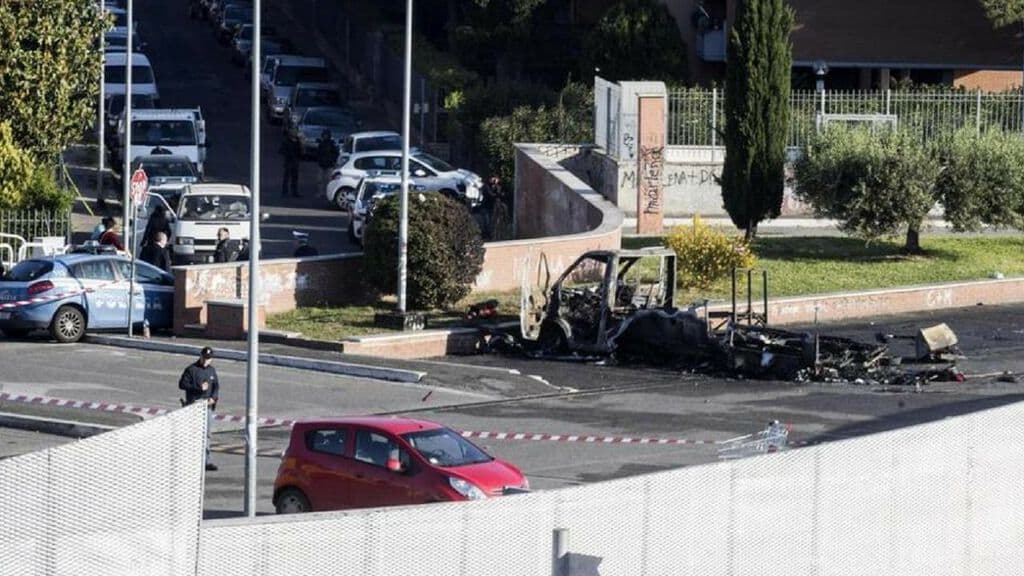 carcasse di un camper andato in fiamme