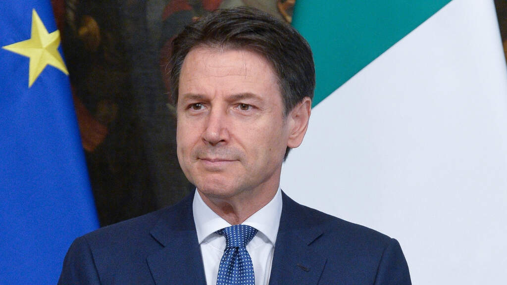 giuseppe conte, primo piano con un sorriso tirato