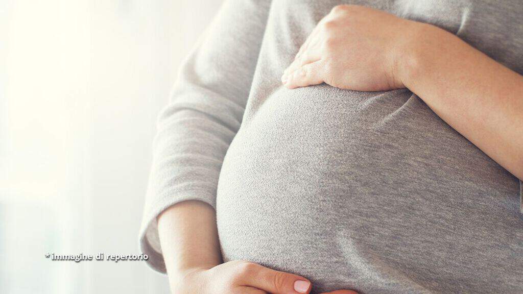 donna con le mani sul pancione