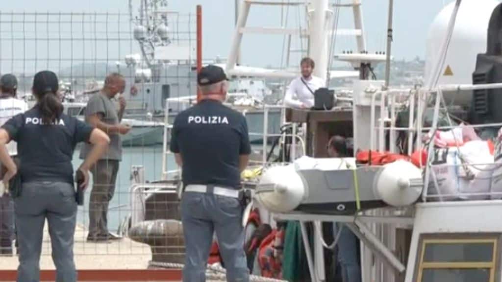 uomini della polizia a pozzallo con la nave eleonore