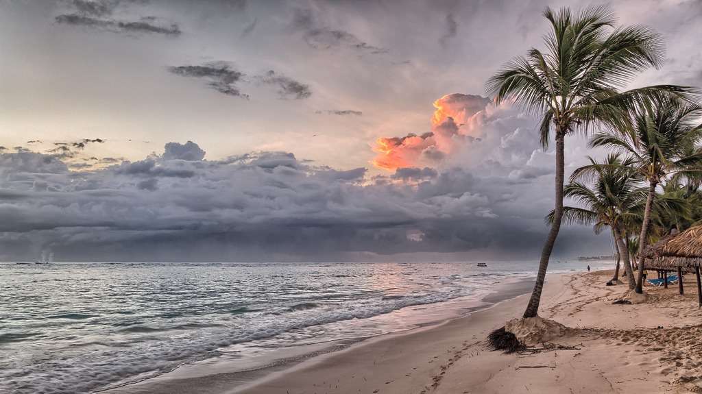 una spiaggia al tramonto