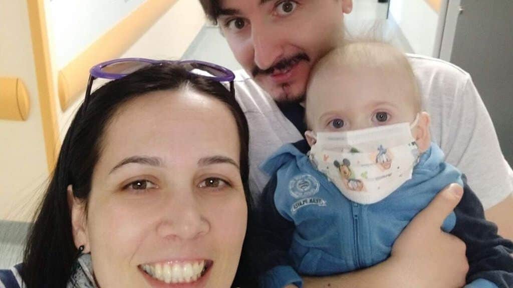 Il piccolo Gabriele con i suoi genitori