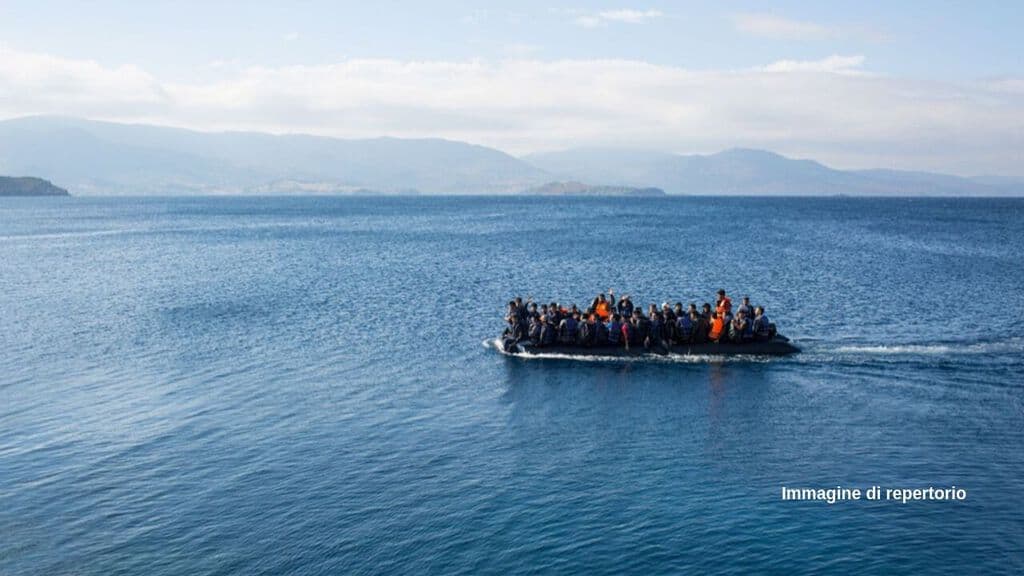 Barcone con oltre 50 migranti a bordo si ribalta a largo della Libia, soccorsi in arrivo, ma si teme l'ennesima tragedia nel Mediterraneo (Immagine di repertorio)