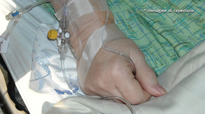 mano di donna in ospedale