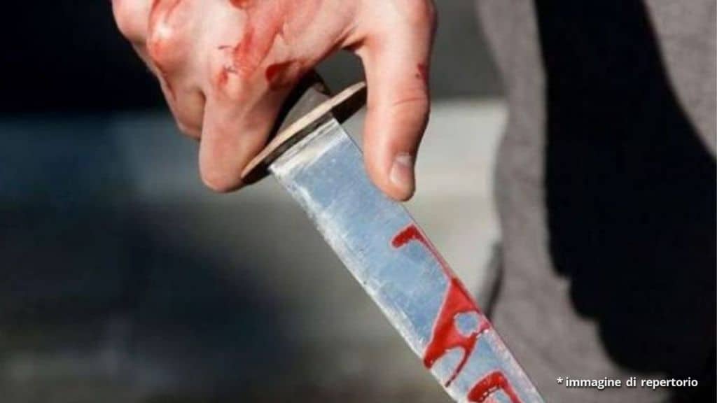 mano insanguinata con un coltello