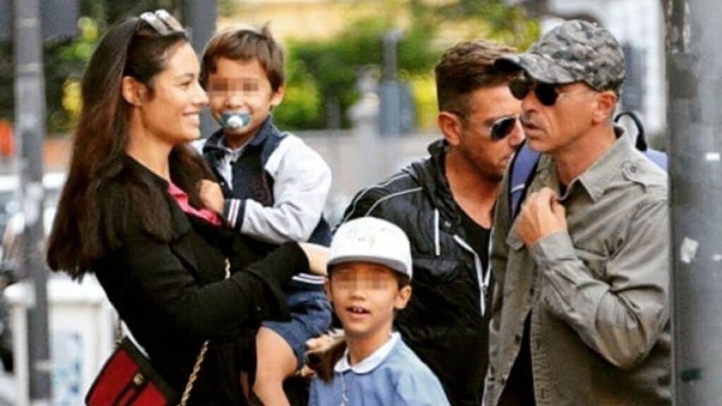 Marica Pellegrinelli e Eros Ramazzotti fuori dalla scuola insieme ai figli