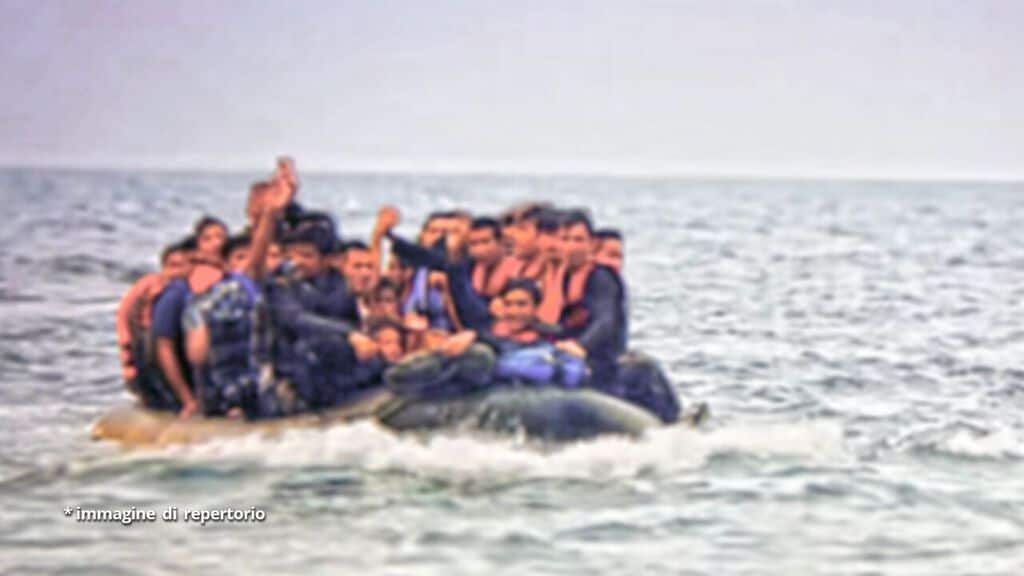 barchino con a bordo migranti